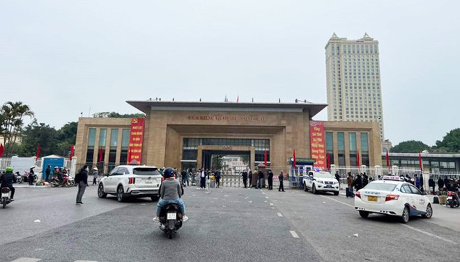 Hàng trăm người xếp hàng chờ xuất cảnh sang Trung Quốc ở cửa khẩu Móng Cái - 6