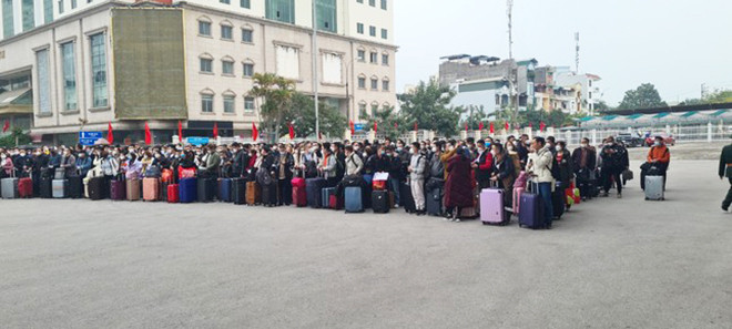 Hàng trăm người xếp hàng chờ xuất cảnh sang Trung Quốc ở cửa khẩu Móng Cái - 8