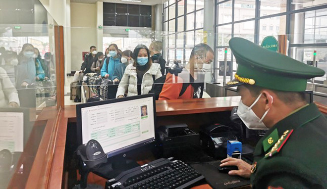 Hàng trăm người xếp hàng chờ xuất cảnh sang Trung Quốc ở cửa khẩu Móng Cái - 9