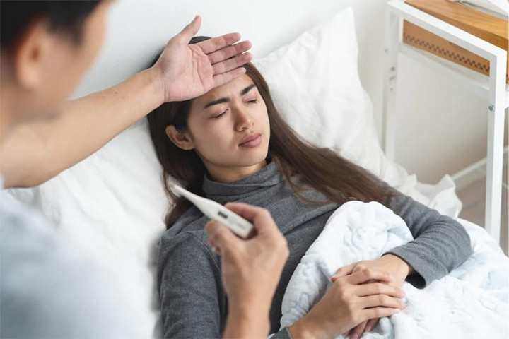 Bốn triệu chứng đi kèm đau họng cho thấy sức khỏe bất thường - 1