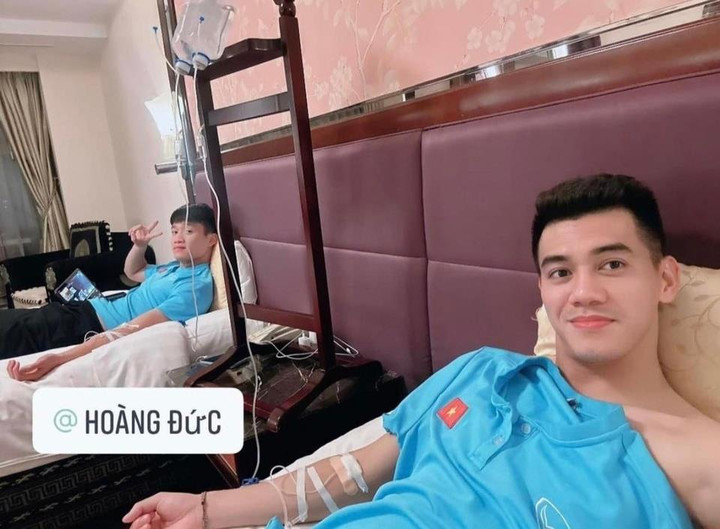 Tiến Linh, Hoàng Đức phải truyền dịch khi về đến Hà Nội - 1