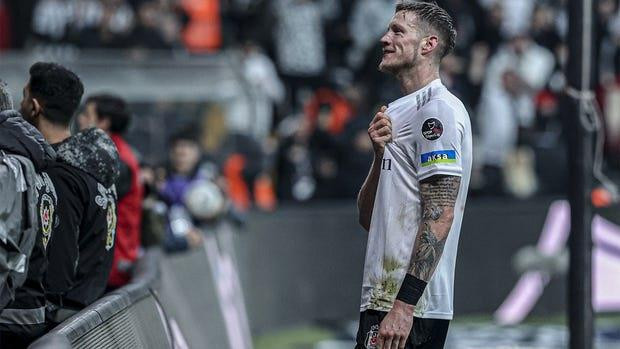 Man Utd mượn tiền đạo từng bị Messi mắng té tát ở World Cup - 2