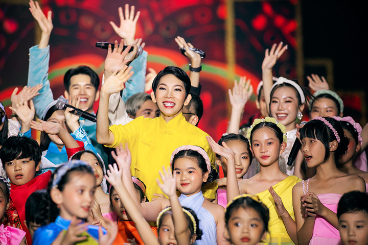 Con gái 9 tuổi của Xuân Lan thần thái sắc lạnh khi diễn thời trang - 11