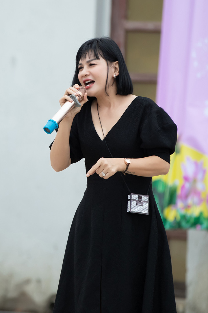 Đàm Vĩnh Hưng cực 'sung' khi biểu diễn trong trại giam - 7