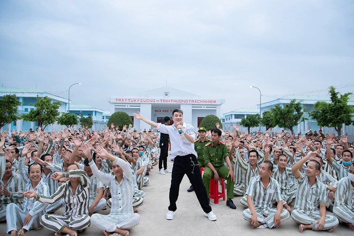 Đàm Vĩnh Hưng cực 'sung' khi biểu diễn trong trại giam - 5