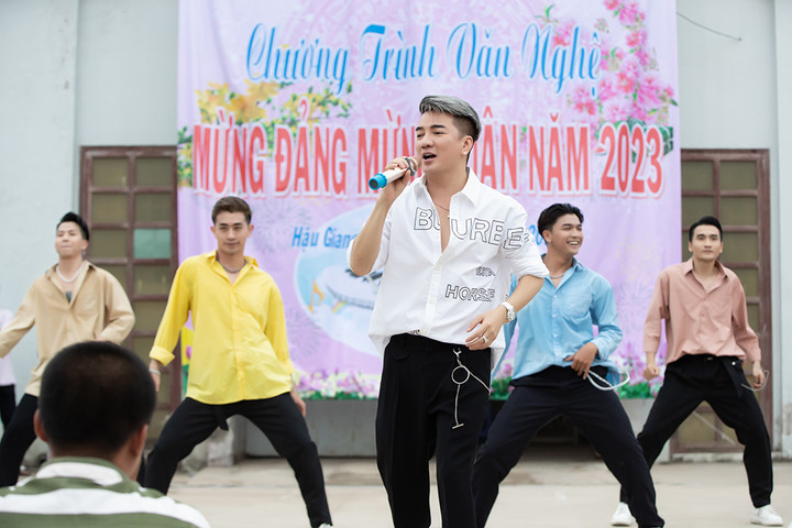 Đàm Vĩnh Hưng cực 'sung' khi biểu diễn trong trại giam - 1