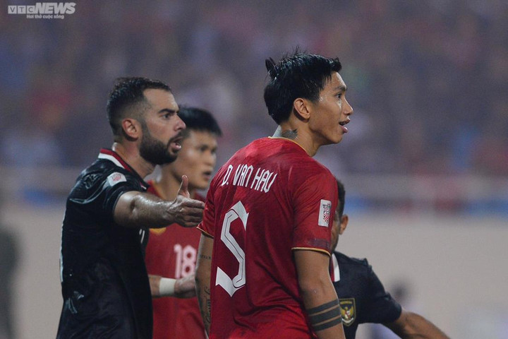 Cầu thủ Indonesia ăn vạ thô thiển, cố ý bẫy Văn Hậu nhận thẻ đỏ - 9