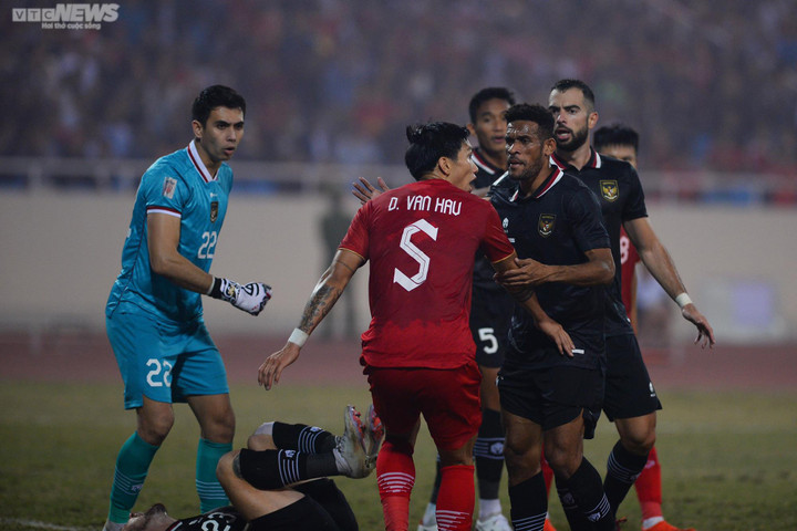 Cầu thủ Indonesia ăn vạ thô thiển, cố ý bẫy Văn Hậu nhận thẻ đỏ - 7