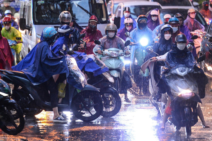 Dự báo thời tiết hôm nay 10/1: Mưa trải dài từ Bắc vào Nam - 1