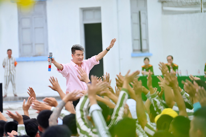 Đàm Vĩnh Hưng cực 'sung' khi biểu diễn trong trại giam - 9