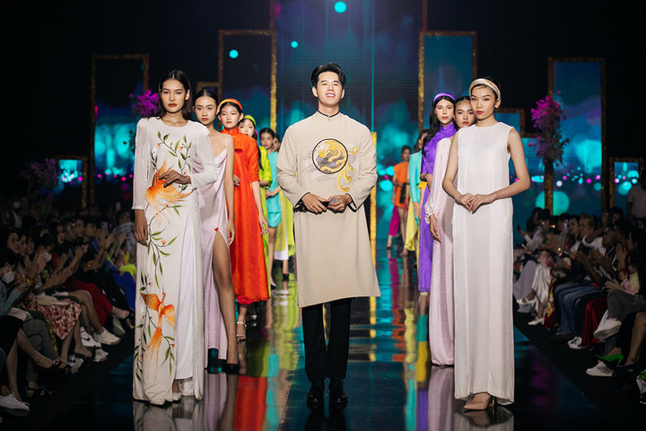 Con gái 9 tuổi của Xuân Lan thần thái sắc lạnh khi diễn thời trang - 10