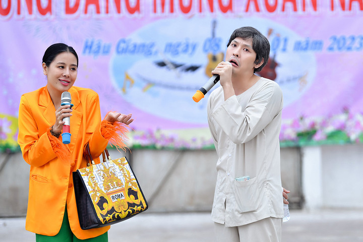 Đàm Vĩnh Hưng cực 'sung' khi biểu diễn trong trại giam - 8