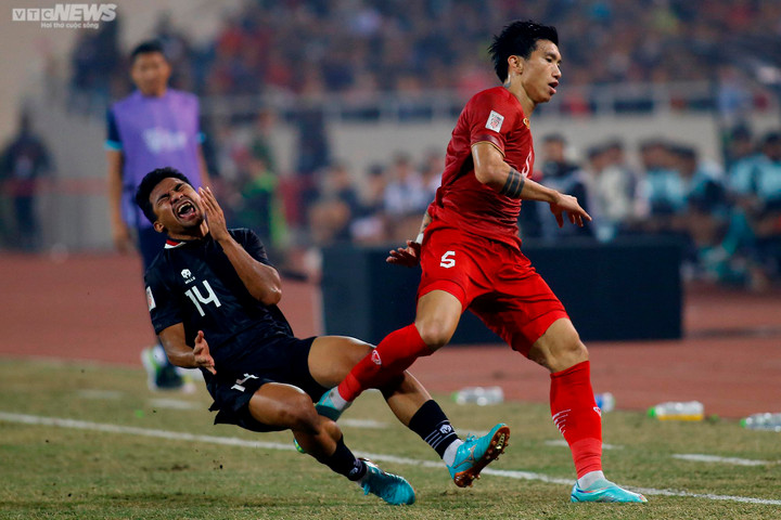 Cầu thủ Indonesia ăn vạ thô thiển, cố ý bẫy Văn Hậu nhận thẻ đỏ - 5