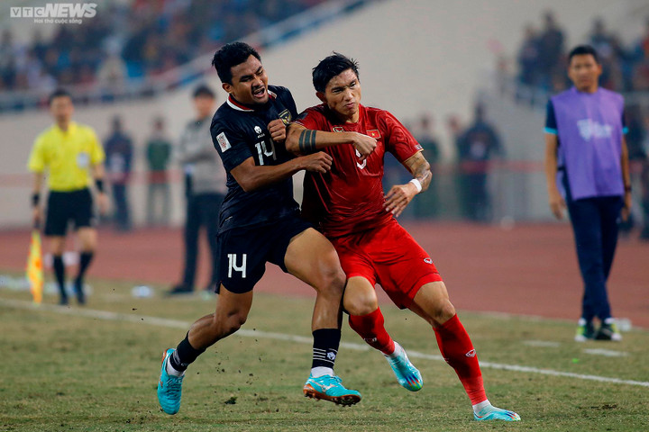 Cầu thủ Indonesia ăn vạ thô thiển, cố ý bẫy Văn Hậu nhận thẻ đỏ - 3