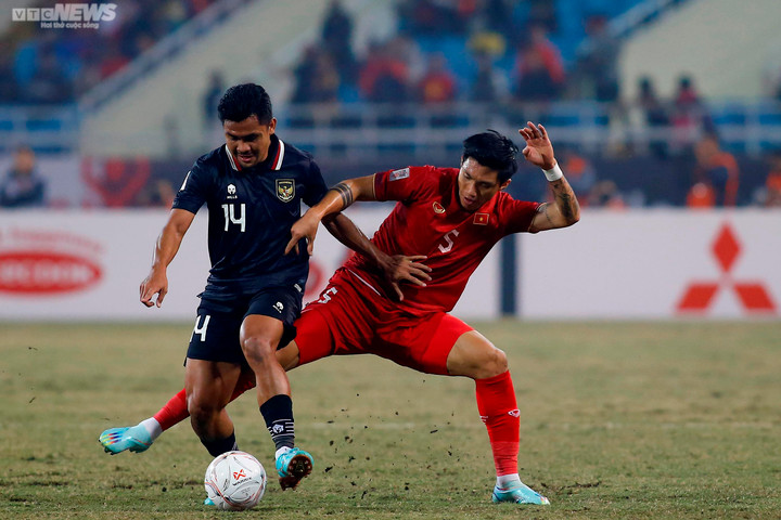 Cầu thủ Indonesia ăn vạ thô thiển, cố ý bẫy Văn Hậu nhận thẻ đỏ - 1