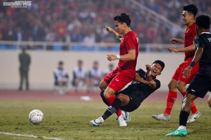 Trực tiếp bóng đá Việt Nam 2-0 Indonesia: Tiến Linh lập cú đúp - 11