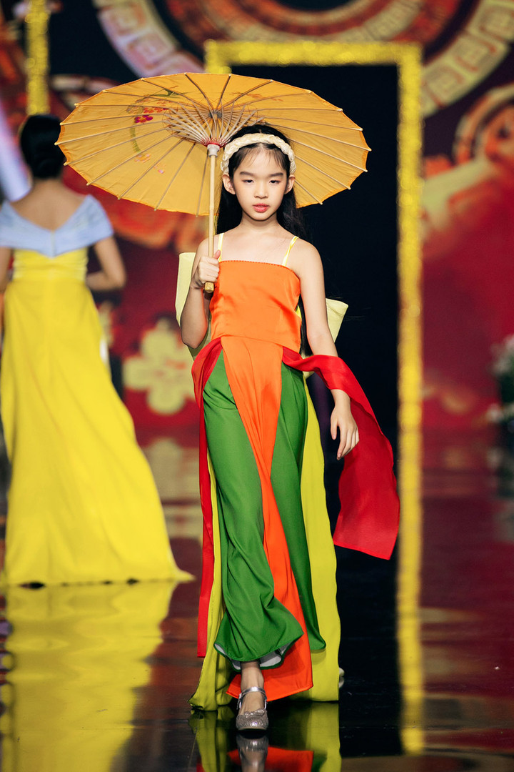 Con gái 9 tuổi của Xuân Lan thần thái sắc lạnh khi diễn thời trang - 3