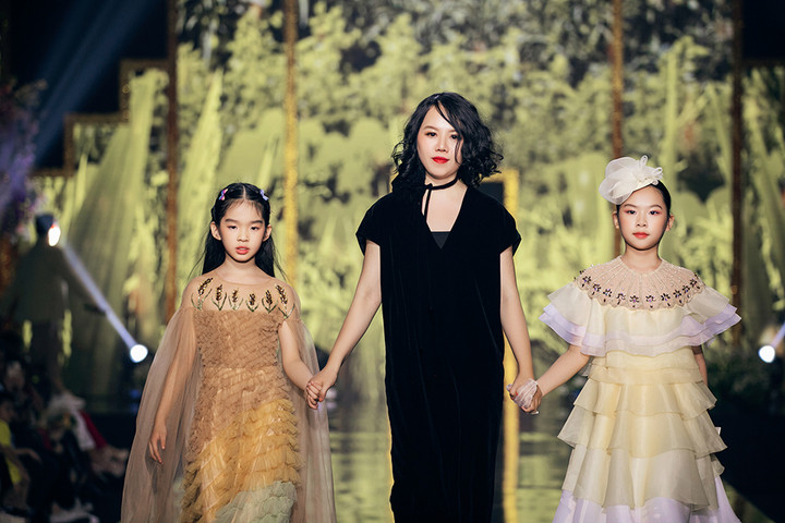 Con gái 9 tuổi của Xuân Lan thần thái sắc lạnh khi diễn thời trang - 4