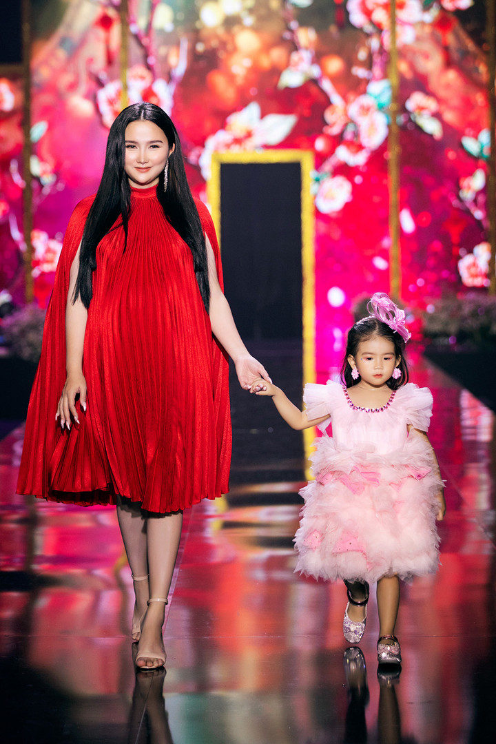 Con gái 9 tuổi của Xuân Lan thần thái sắc lạnh khi diễn thời trang - 7