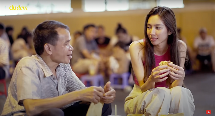 Hoa hậu Thùy Tiên mặc đồ bộ bán khô mực đêm Sài Gòn - 1