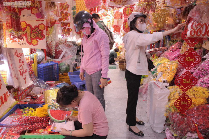 Phố bán đồ Tết ở TP.HCM rực rỡ sắc xuân, người mua kẻ bán tấp nập - 7