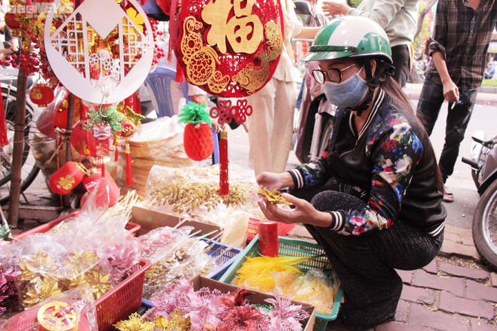 Phố bán đồ Tết ở TP.HCM rực rỡ sắc xuân, người mua kẻ bán tấp nập - 8