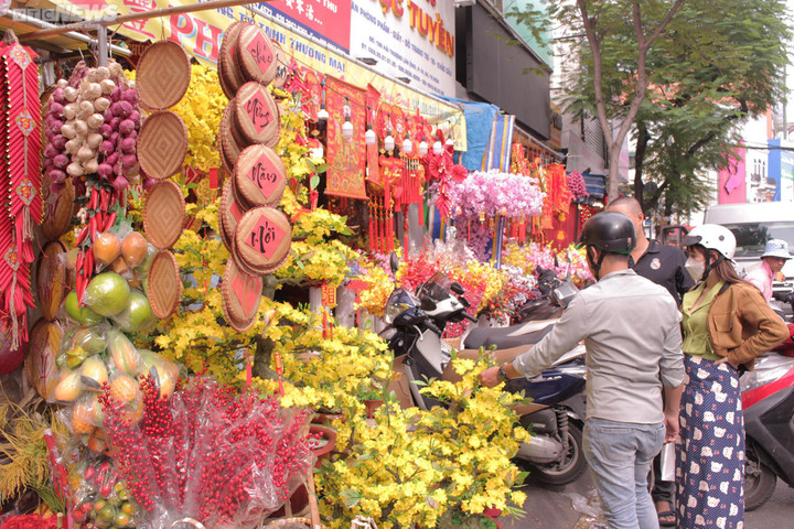 Phố bán đồ Tết ở TP.HCM rực rỡ sắc xuân, người mua kẻ bán tấp nập - 3