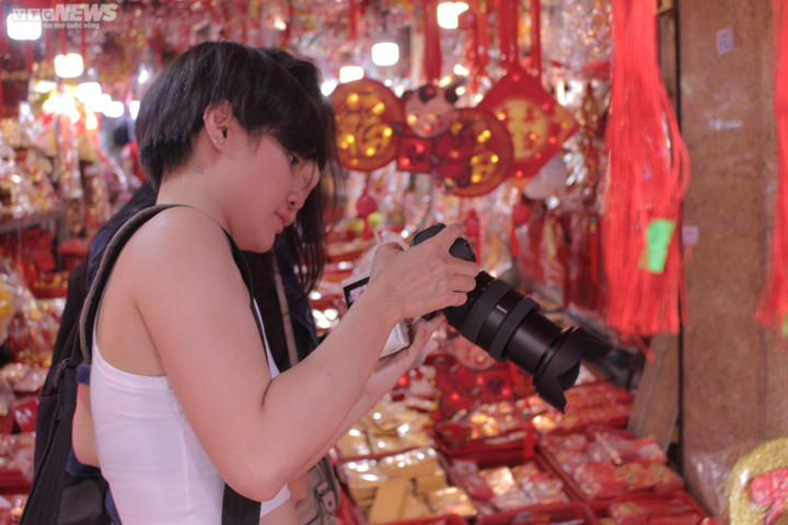 Phố bán đồ Tết ở TP.HCM rực rỡ sắc xuân, người mua kẻ bán tấp nập - 11