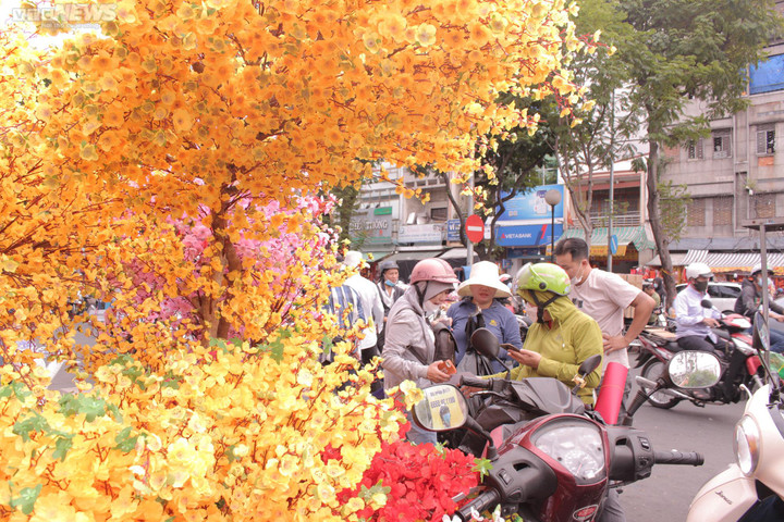 Phố bán đồ Tết ở TP.HCM rực rỡ sắc xuân, người mua kẻ bán tấp nập - 1