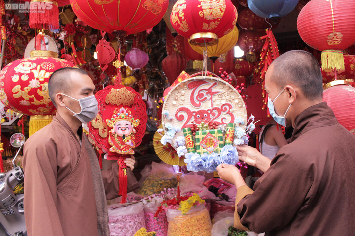 Phố bán đồ Tết ở TP.HCM rực rỡ sắc xuân, người mua kẻ bán tấp nập - 6