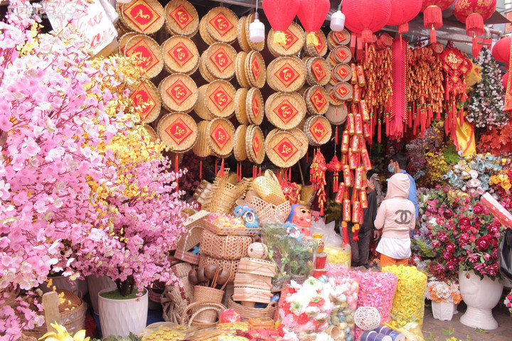 Phố bán đồ Tết ở TP.HCM rực rỡ sắc xuân, người mua kẻ bán tấp nập - 10