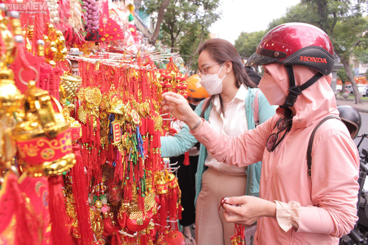 Phố bán đồ Tết ở TP.HCM rực rỡ sắc xuân, người mua kẻ bán tấp nập - 4