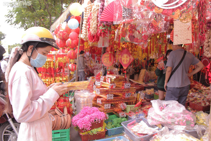 Phố bán đồ Tết ở TP.HCM rực rỡ sắc xuân, người mua kẻ bán tấp nập - 9