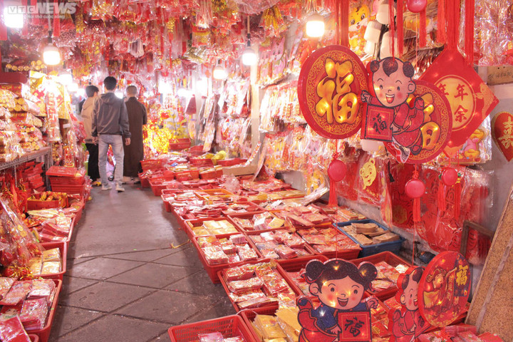 Phố bán đồ Tết ở TP.HCM rực rỡ sắc xuân, người mua kẻ bán tấp nập - 5