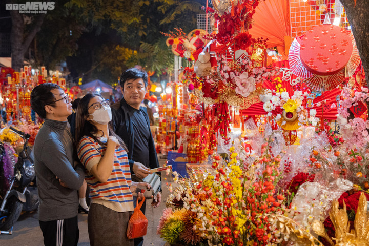 Người Hà Nội sắm Tết khuya, phố Hàng Mã nhộn nhịp, rực rỡ đến đêm - 11