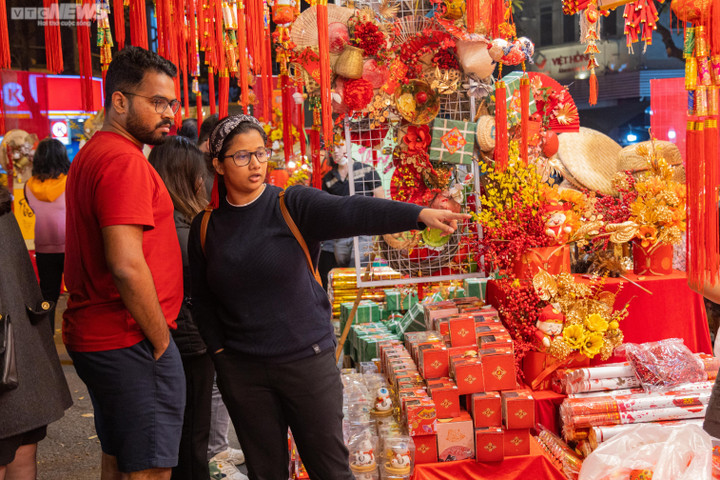 Người Hà Nội sắm Tết khuya, phố Hàng Mã nhộn nhịp, rực rỡ đến đêm - 12