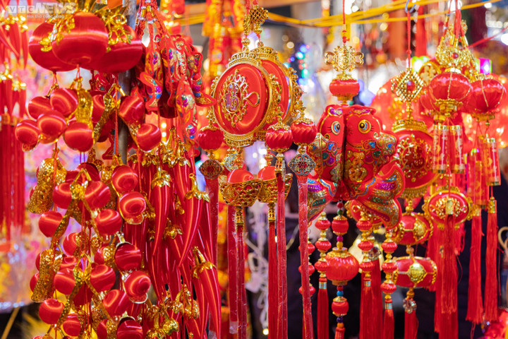 Người Hà Nội sắm Tết khuya, phố Hàng Mã nhộn nhịp, rực rỡ đến đêm - 9