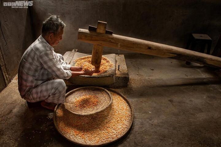 Truyền nhân giữ nghề làm bún bắp - 2