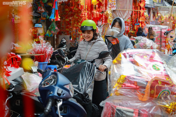 Người Hà Nội tất bật sắm lễ cúng ông Công, ông Táo - 1