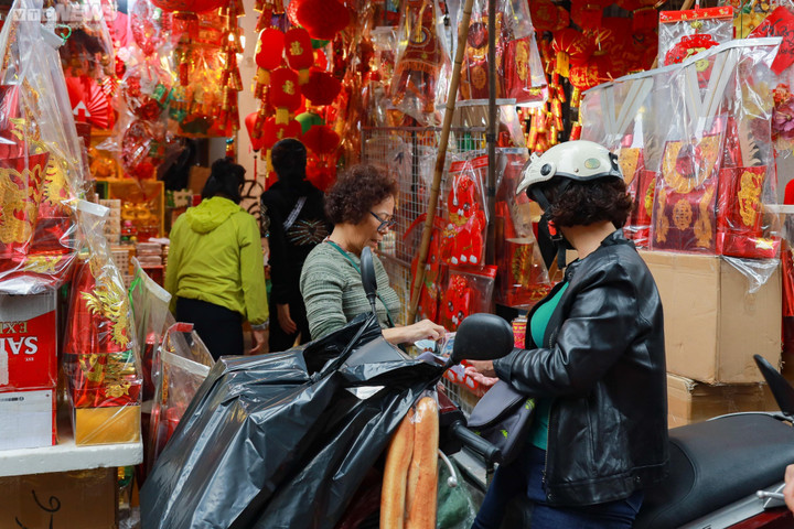 Người Hà Nội tất bật sắm lễ cúng ông Công, ông Táo - 4