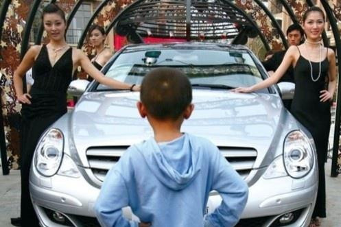 'Thiếu gia' nổi tiếng nhờ clip khoe của và nạn cúi mình trước người giàu - 1