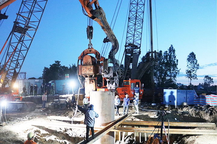 Vì sao cứu hộ bé trai 10 tuổi lọt xuống trụ bê tông sâu 35m mất nhiều thời gian? - 1