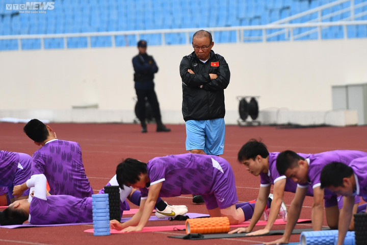 HLV Park Hang Seo trầm tư trước chung kết lượt đi AFF Cup 2022 - 2