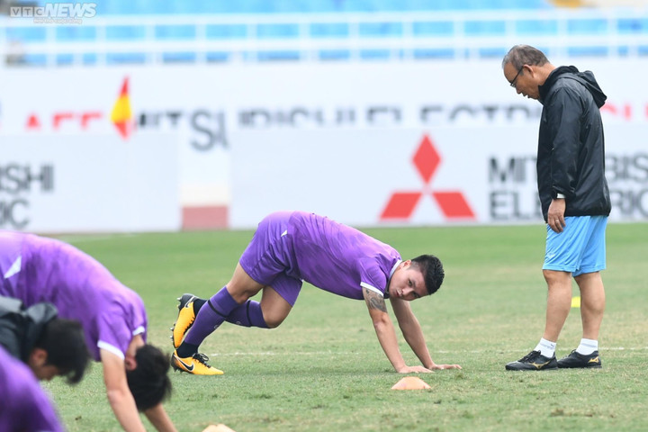 HLV Park Hang Seo trầm tư trước chung kết lượt đi AFF Cup 2022 - 6