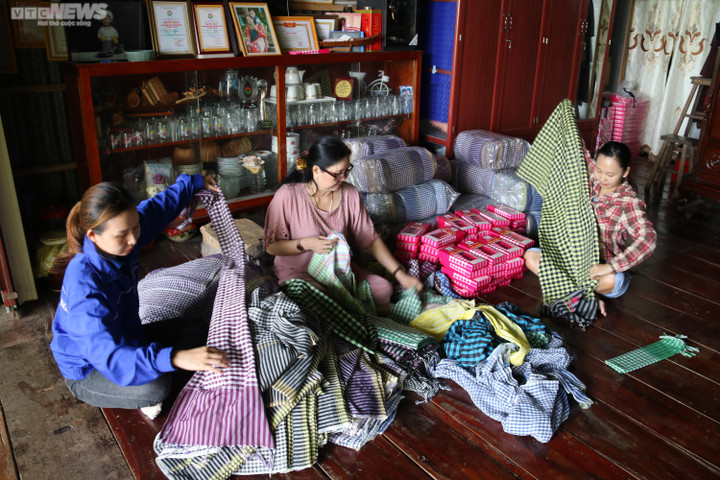 Ảnh: Làng nghề dệt khăn rằn trăm tuổi ở miền Tây - 10