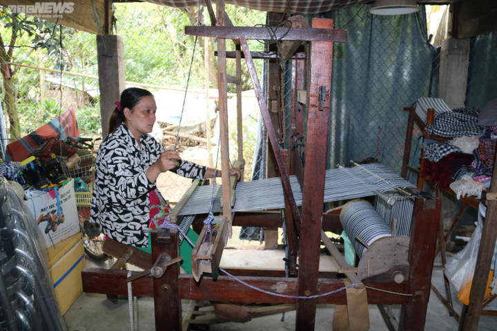 Ảnh: Làng nghề dệt khăn rằn trăm tuổi ở miền Tây - 1