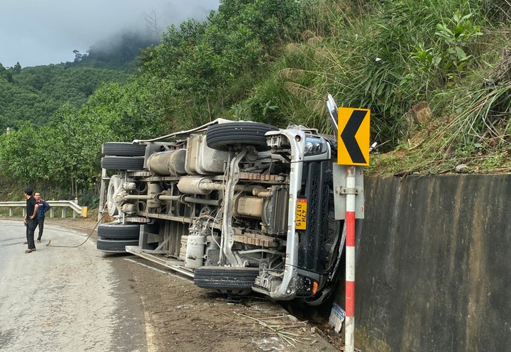 Quảng Nam: Xe tải lao vào taluy bên đường, 3 người thiệt mạng - 1