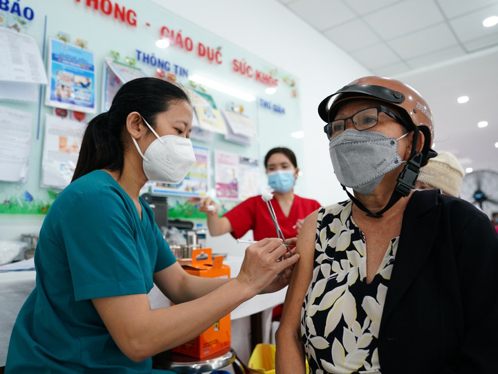 Nguy cơ các biến chủng COVID-19 mới xâm nhập, TP.HCM lên phương án ứng phó - 1