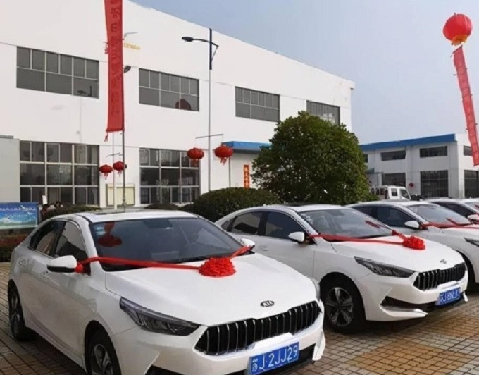 Công ty mua hàng chục xe sang BMW để thưởng Tết cho nhân viên - 1