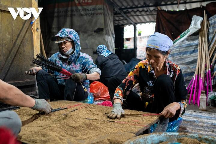 Cảnh tất bật ở làng làm hương khổng lồ Hải Dương ngày cận Tết - 15